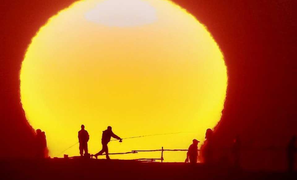 関屋浜に沈む夕日１