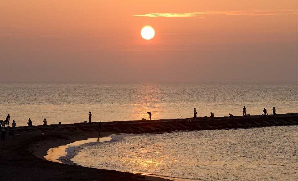 関屋浜に沈む夕日２