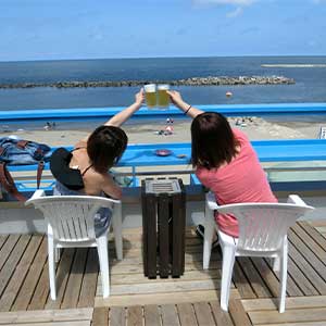 デッキから日本海の<br>穏やかな海を眺めながらの<br>BBQは最高♪